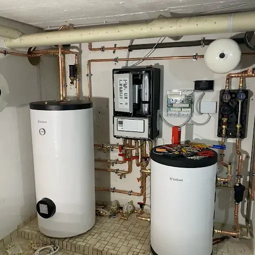 Vaillant Pufferspeicher und Regeltechnik im Heizraum