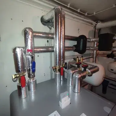 Gedämmte Rohrleitungen der Wärmepumpen-Installation